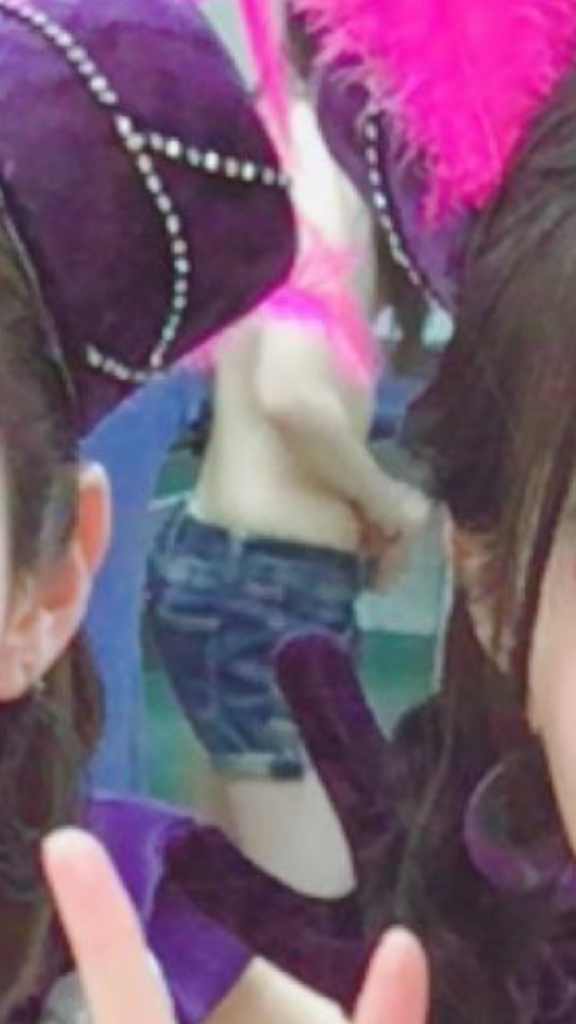 【※アカン】AKBグループの楽屋の投稿写真にHKT48の熊沢世莉奈の上半身半裸が映り込むｗｗｗこれは即死ｗｗｗｗｗｗｗｗｗ（画像あり）・2枚目