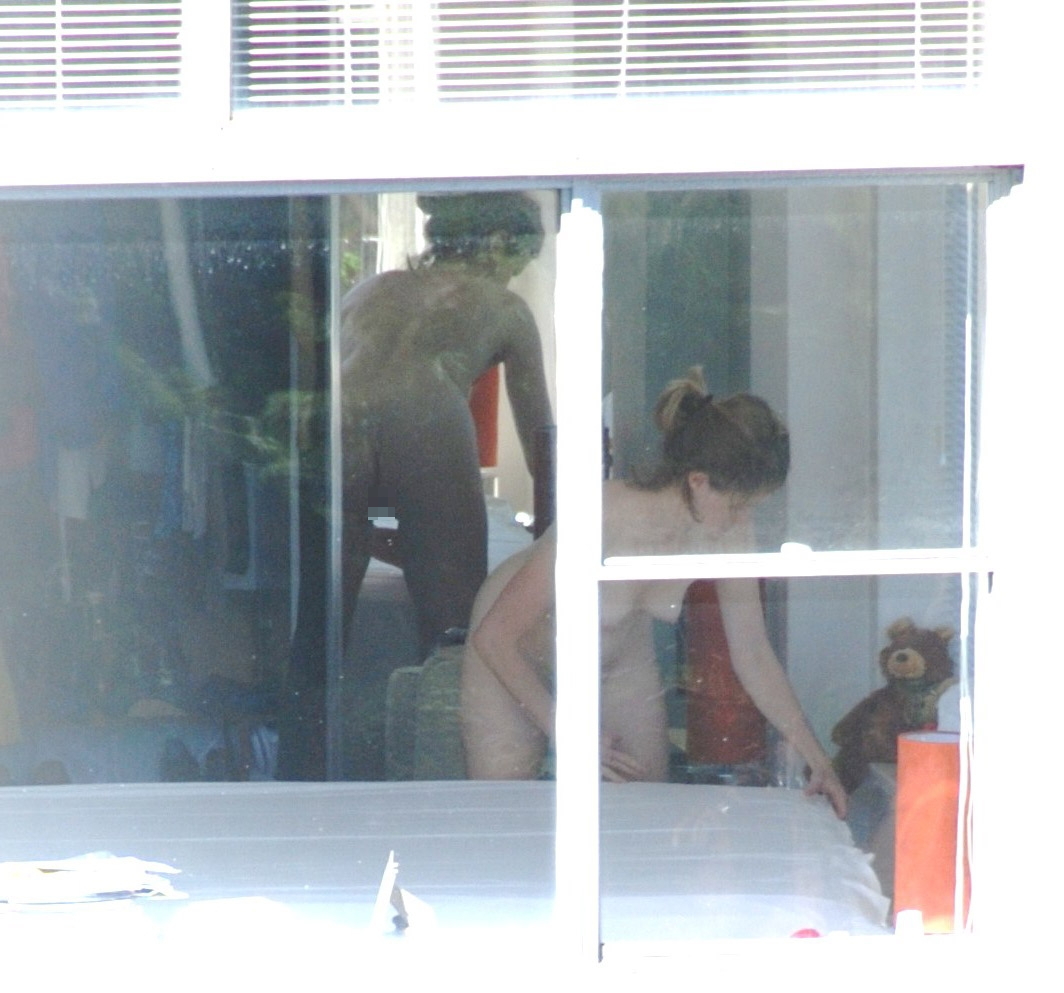 голые парни в окне напротив фото 18