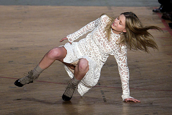 【※悲報】ファッションショーのモデルまんさん、転んだ瞬間に　「下」　が脱げてとんでもない事になるｗｗｗｗｗｗｗｗｗｗｗ（画像あり）・13枚目