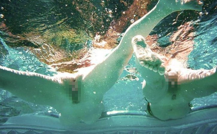 【※朗報】ワ イ 、 全 裸 で 泳 ぐ ま ん さ ん を 発 見 し た の で 防 水 携 帯 で 撮 影 を 強 行。（画像あり）・15枚目