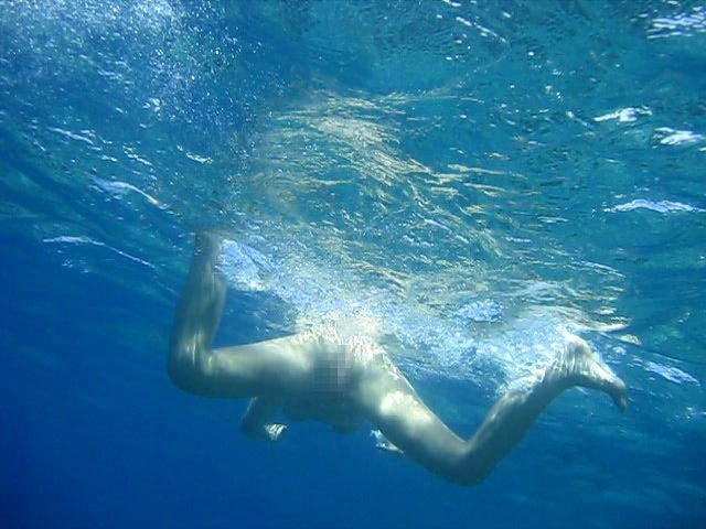 【※朗報】ワ イ 、 全 裸 で 泳 ぐ ま ん さ ん を 発 見 し た の で 防 水 携 帯 で 撮 影 を 強 行。（画像あり）・17枚目
