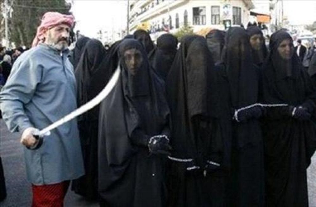 【閲覧注意】ISISの最新の性奴隷市場の様子、超絶胸糞。。。（※画像16枚）・11枚目