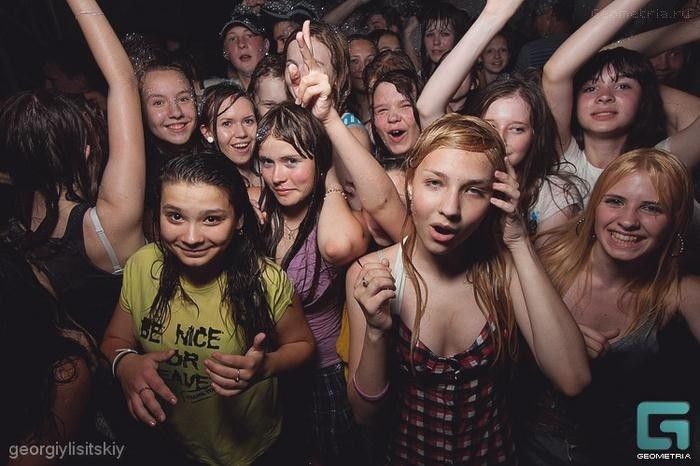 【※乱交】ロシアの10代の男女が乱交パティー。。世界が激震・・・・（画像あり）・39枚目