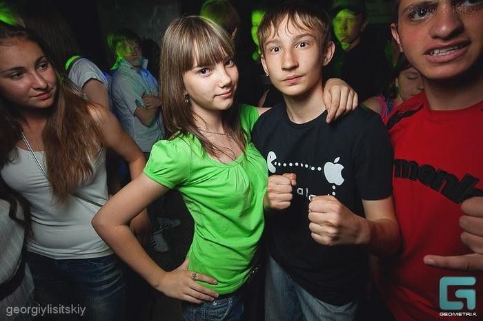 【※乱交】ロシアの10代の男女が乱交パティー。。世界が激震・・・・（画像あり）・30枚目