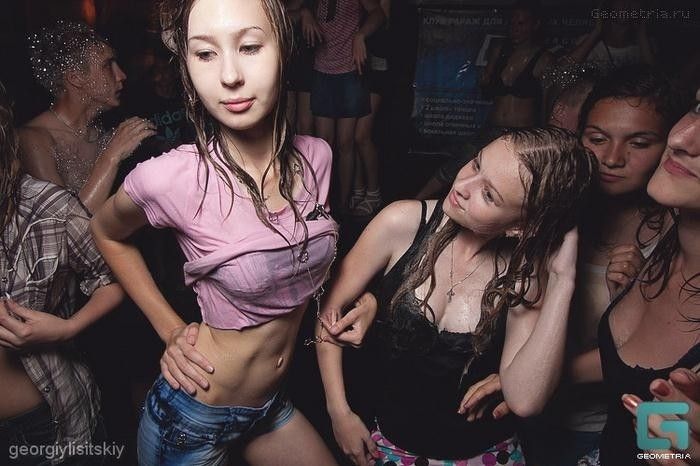 【※乱交】ロシアの10代の男女が乱交パティー。。世界が激震・・・・（画像あり）・33枚目