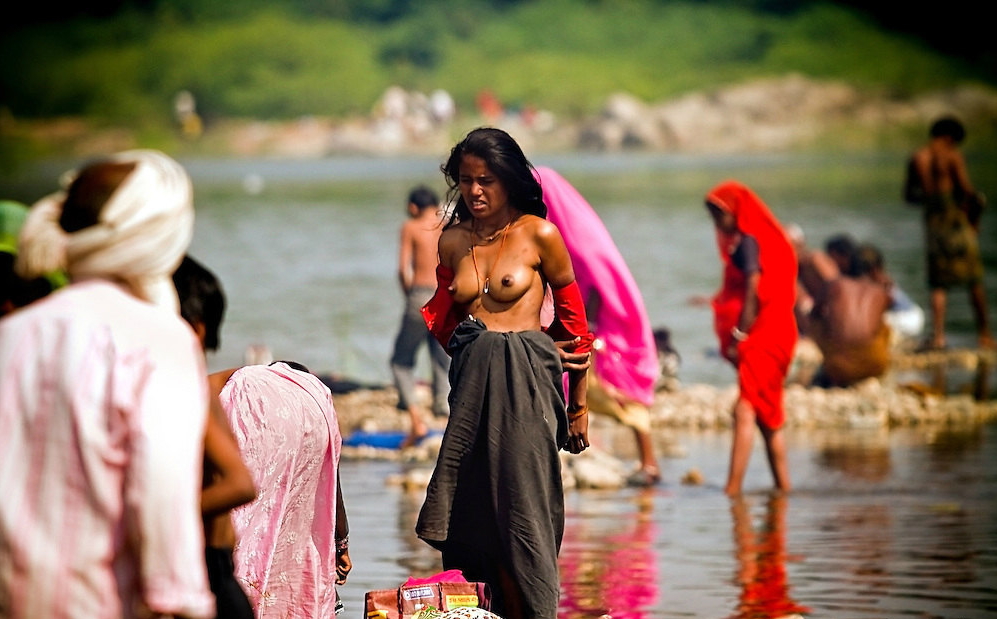 【※楽園】汚いと噂のインド・ガンジス川に行った結果。水浴びしてる女多すぎｗｗｗｗｗｗｗｗｗｗｗｗｗｗｗ(画像あり)・10枚目