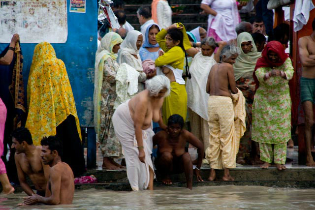【※楽園】汚いと噂のインド・ガンジス川に行った結果。水浴びしてる女多すぎｗｗｗｗｗｗｗｗｗｗｗｗｗｗｗ(画像あり)・11枚目
