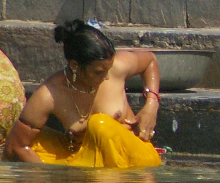 【※楽園】汚いと噂のインド・ガンジス川に行った結果。水浴びしてる女多すぎｗｗｗｗｗｗｗｗｗｗｗｗｗｗｗ(画像あり)・13枚目