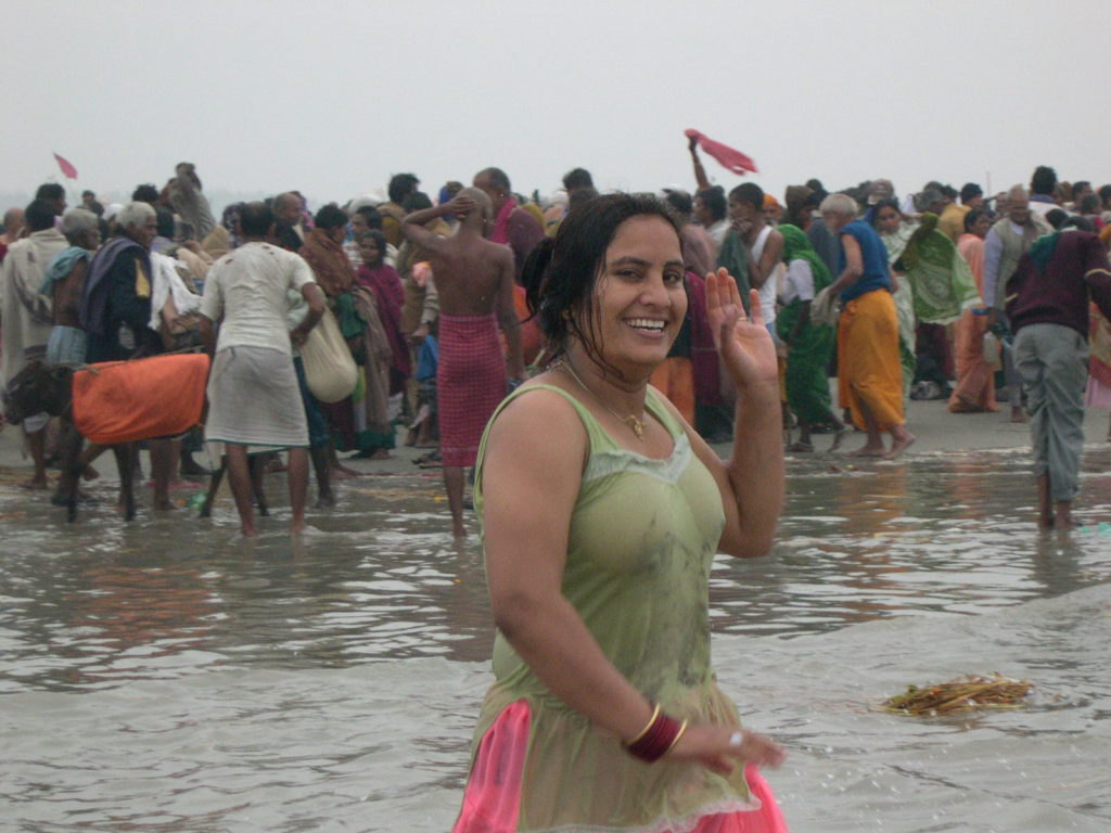 【※楽園】汚いと噂のインド・ガンジス川に行った結果。水浴びしてる女多すぎｗｗｗｗｗｗｗｗｗｗｗｗｗｗｗ(画像あり)・16枚目