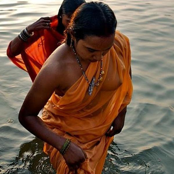 【※楽園】汚いと噂のインド・ガンジス川に行った結果。水浴びしてる女多すぎｗｗｗｗｗｗｗｗｗｗｗｗｗｗｗ(画像あり)・18枚目