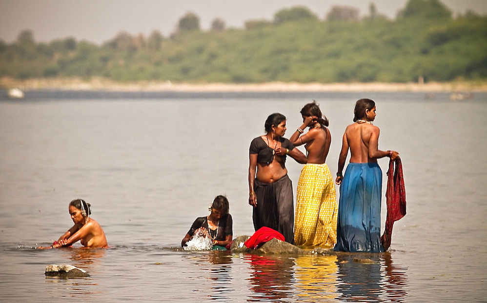 【※楽園】汚いと噂のインド・ガンジス川に行った結果。水浴びしてる女多すぎｗｗｗｗｗｗｗｗｗｗｗｗｗｗｗ(画像あり)・21枚目