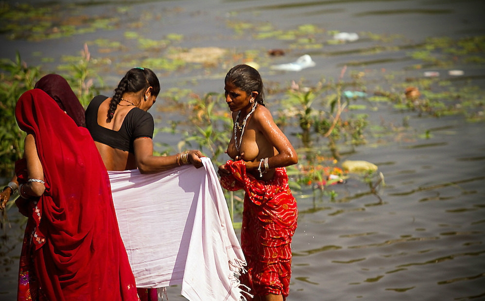 【※楽園】汚いと噂のインド・ガンジス川に行った結果。水浴びしてる女多すぎｗｗｗｗｗｗｗｗｗｗｗｗｗｗｗ(画像あり)・3枚目