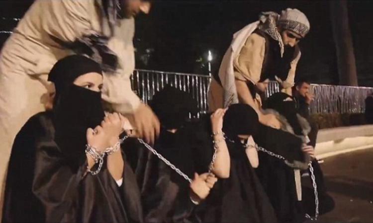 【※閲覧注意】ISISの奴隷売買の最新の様子。 皆すでに目が死んでる・・・(画像あり)・5枚目