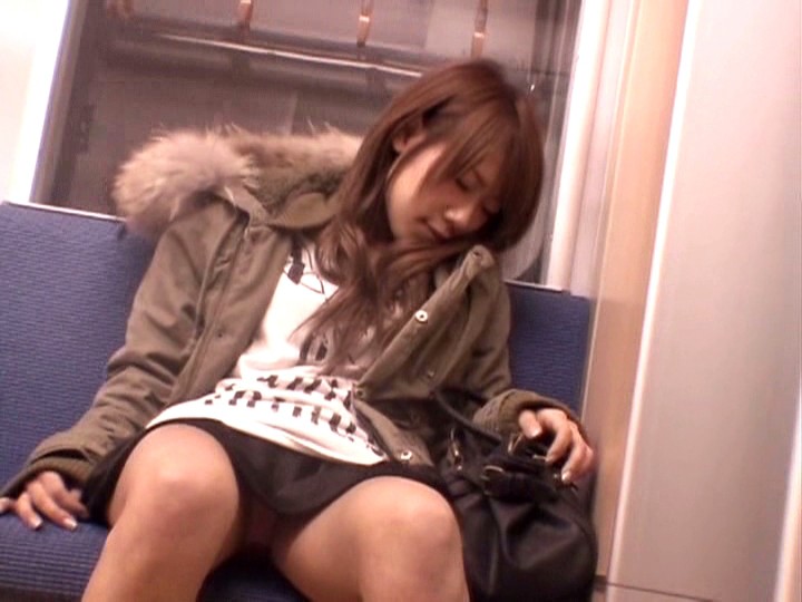 【※盗撮注意】電車内で寝てる女だけを狙う盗撮犯の画像フォルダをご覧くださいｗｗｗｗｗｗｗｗｗｗｗｗ・17枚目