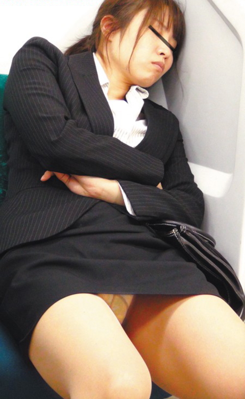 【※盗撮注意】電車内で寝てる女だけを狙う盗撮犯の画像フォルダをご覧くださいｗｗｗｗｗｗｗｗｗｗｗｗ・21枚目