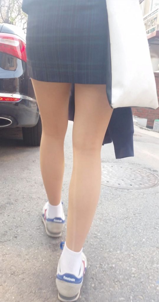 【※エロ画像】街中で盗撮された韓国女子のミニスカ、帰国すればコッチのもんやｗｗｗｗｗｗｗｗｗｗｗｗｗｗｗｗｗ・18枚目