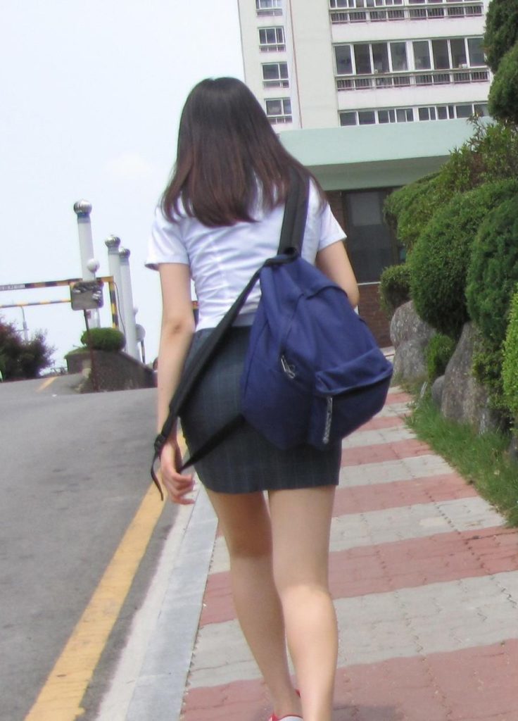 【※エロ画像】街中で盗撮された韓国女子のミニスカ、帰国すればコッチのもんやｗｗｗｗｗｗｗｗｗｗｗｗｗｗｗｗｗ・21枚目