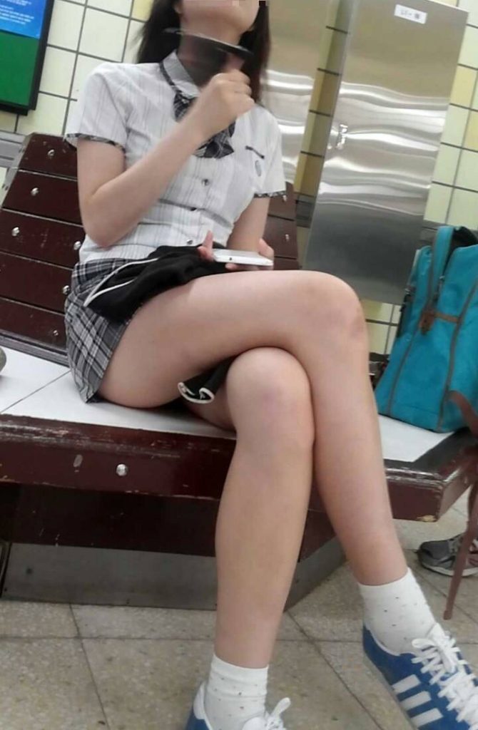 【※エロ画像】街中で盗撮された韓国女子のミニスカ、帰国すればコッチのもんやｗｗｗｗｗｗｗｗｗｗｗｗｗｗｗｗｗ・5枚目
