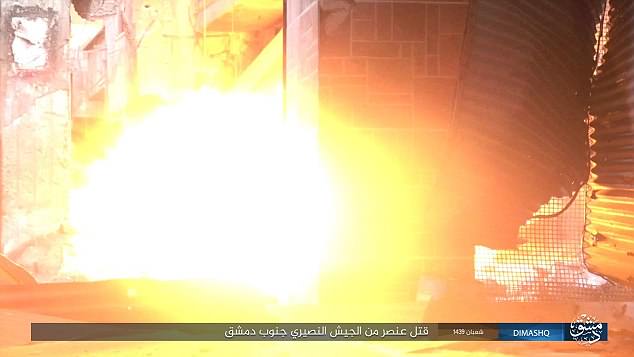 【閲覧注意】ISIS、宙吊りにした人爆弾を開発。やっぱキツイ・・・(画像あり)・3枚目