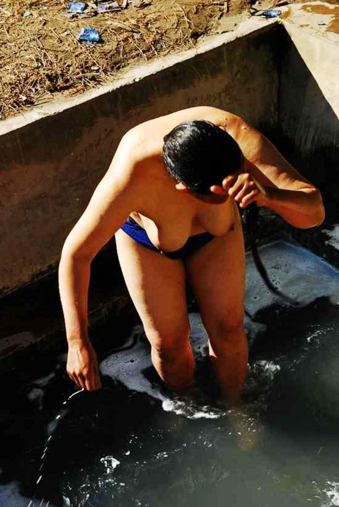 【※エロ画像】ほぼノーガード戦法な海外の野外風呂、やっぱり一味違うｗｗｗｗｗｗｗｗｗｗｗｗｗｗｗｗｗ(画像あり)・24枚目