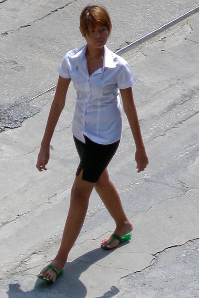 【画像あり】タイの女子大生の制服、パンツくらい見えても平気です(`･д･´)ｷﾘｯ・27枚目