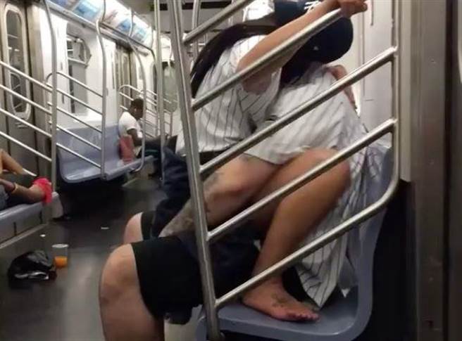 日本AVの影響で電車内で性行為するカップルが続発してるらしいｗｗｗｗｗｗｗｗｗ・15枚目
