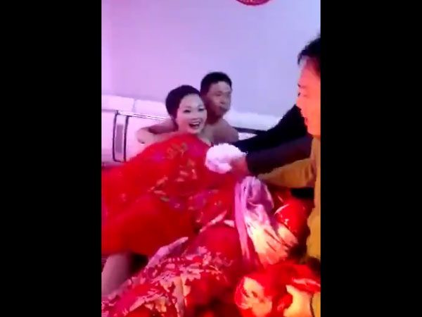 中国の結婚式で新婦に性的暴行する異文化、スゴすぎクソワロタｗｗｗｗｗｗｗｗｗｗｗ（※画像あり※）・9枚目