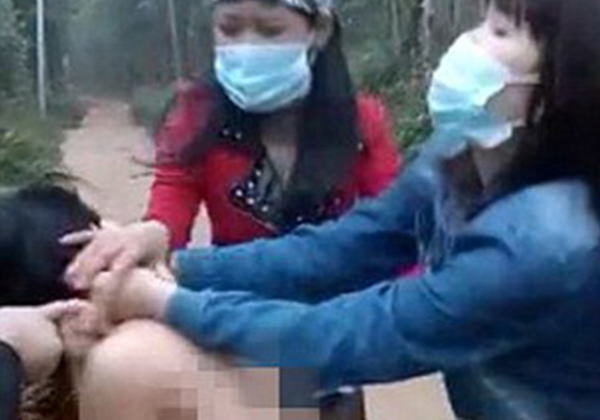 【※悲報※】中国の性的虐め写真がネットで拡散される・・・・・(画像あり)