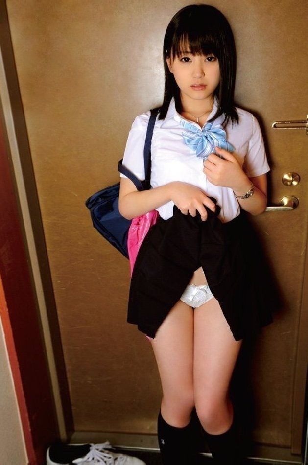 【※超絶朗報※】自らスカートを捲り上げる円高JKの画像集。　35名・14枚目