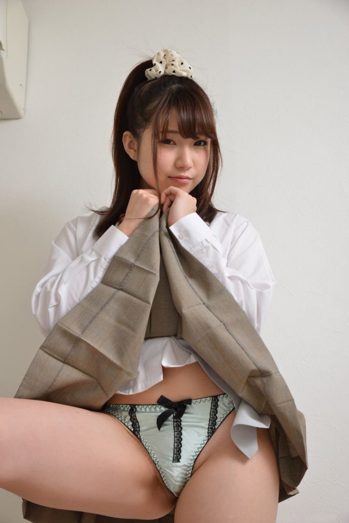 【※超絶朗報※】自らスカートを捲り上げる円高JKの画像集。　35名・2枚目