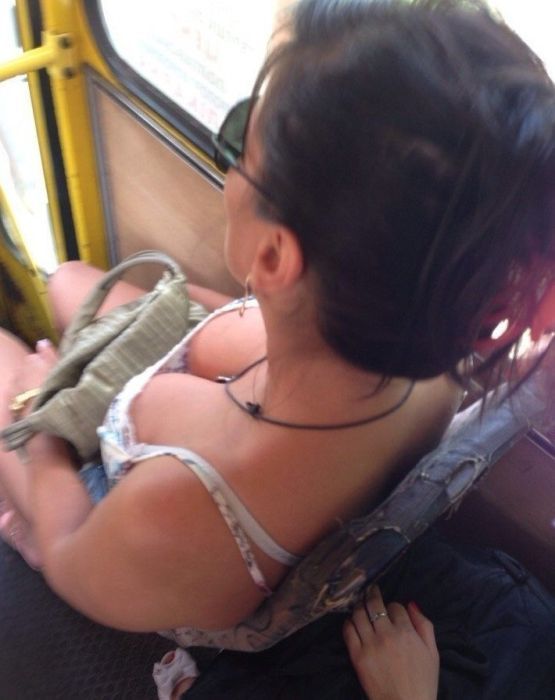 海外の電車やバスでの無防備すぎる外国人美女のセクシーなおっぱいエロ画像・20枚目
