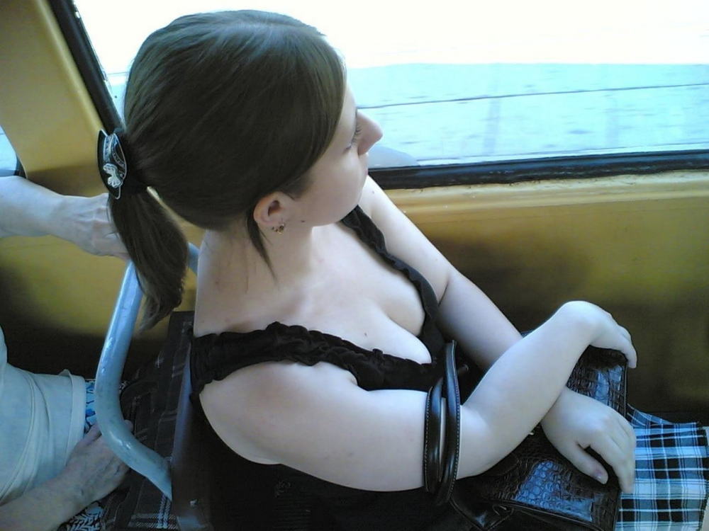海外の電車やバスでの無防備すぎる外国人美女のセクシーなおっぱいエロ画像・29枚目