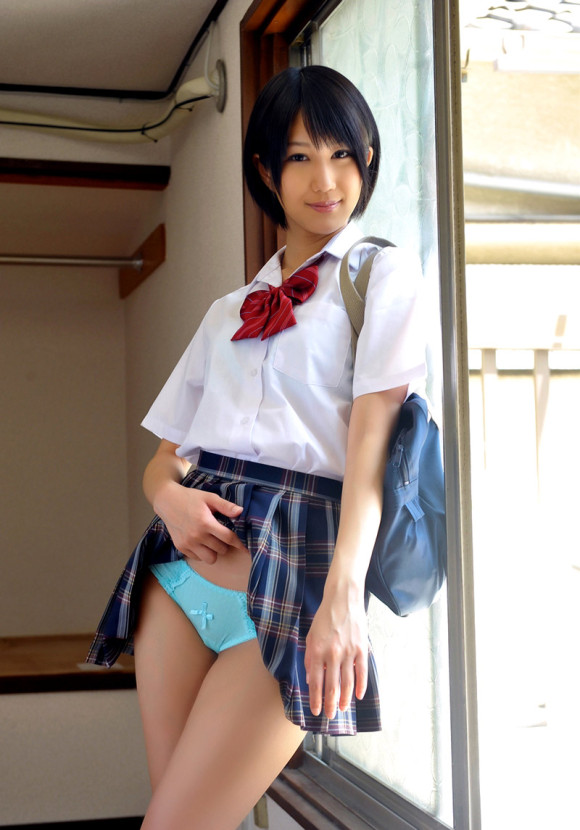 【※超絶朗報※】自らスカートを捲り上げる円高JKの画像集。　35名・3枚目