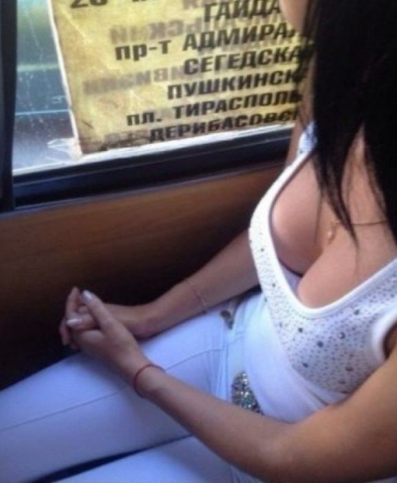 海外の電車やバスでの無防備すぎる外国人美女のセクシーなおっぱいエロ画像・36枚目