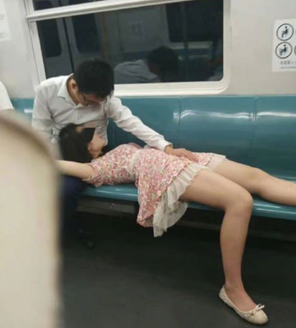 日本AVの影響で地下鉄で周りを気にせずに手マンするカップル。・1枚目