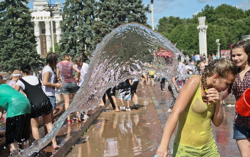 【※朗報】ロシアの水掛けのお祭り、余裕でヌケる問題・・・(画像39枚)・19枚目