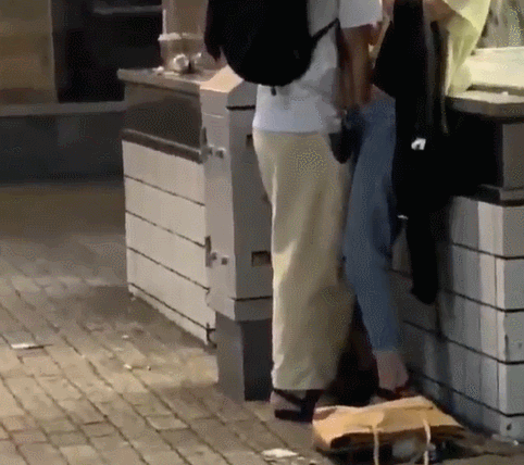 【素人】渋谷のド真ん中で”手マン”してるバカップルが撮影される。(GIF・動画)・1枚目