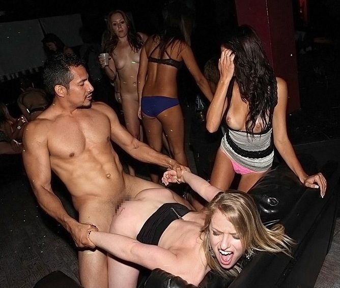 【エロ画像】夜遊び女子がクラブに行ったらこうなる…これは引くわ。。・9枚目