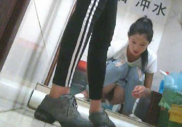【你好トイレ】中国人女子さん、トイレの欠点を利用されガッツリ撮られる。。(26枚)