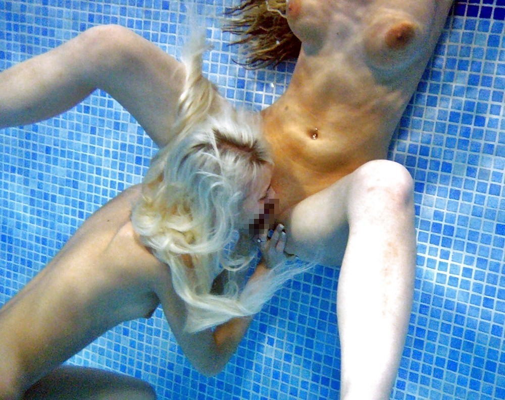 【エロ画像】この時期になったらプールの水中で行われているエロ行為・1枚目