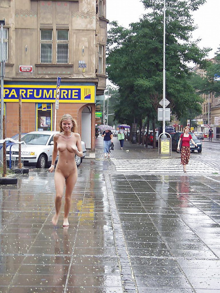 【全裸】街中で撮影されたガチの露出狂女をご覧ください。。本気やんｗｗｗｗｗｗ・10枚目