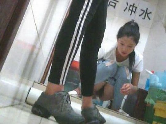【你好トイレ】中国人女子さん、トイレの欠点を利用されガッツリ撮られる。。(36枚)・11枚目