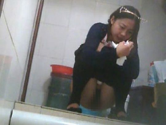 【你好トイレ】中国人女子さん、トイレの欠点を利用されガッツリ撮られる。。(36枚)・16枚目