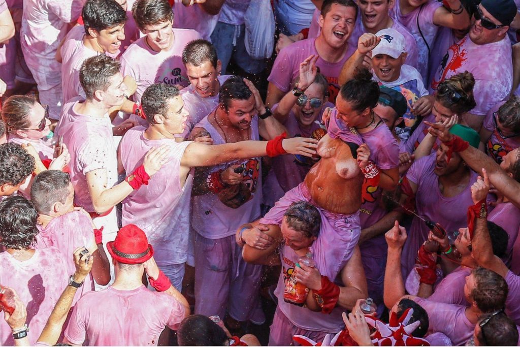 ガチで”おっぱい”揉み放題のスペインのサン・フェルミン祭とかいうイベントｗｗｗｗｗ(画像あり)・20枚目