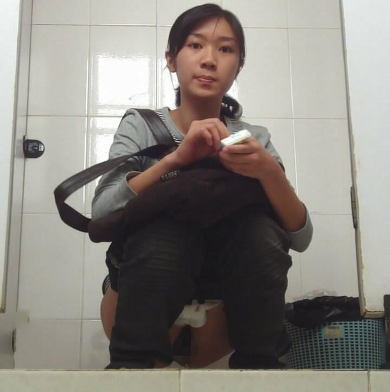 【你好トイレ】中国人女子さん、トイレの欠点を利用されガッツリ撮られる。。(36枚)・24枚目