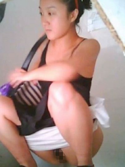 【你好トイレ】中国人女子さん、トイレの欠点を利用されガッツリ撮られる。。(36枚)・3枚目