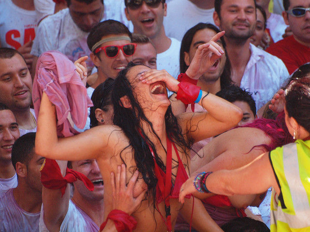ガチで”おっぱい”揉み放題のスペインのサン・フェルミン祭とかいうイベントｗｗｗｗｗ(画像あり)・33枚目
