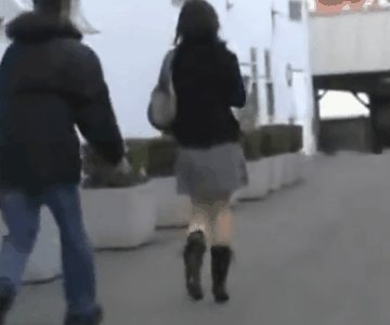 街中を歩いてる女にスカート捲りイタズラしてるキチガイたち・・・（GIFあり）・1枚目