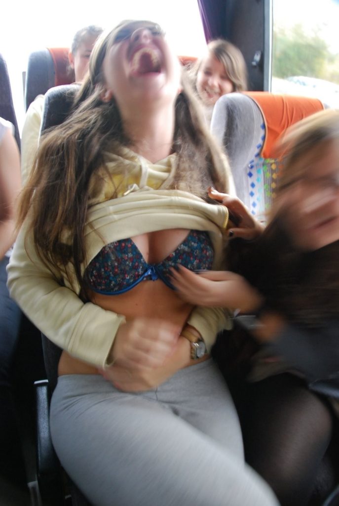 ロシアのスクールバス車内が撮影される。ずっと勃起不可避やろｗｗｗｗｗｗ（画像あり）・2枚目