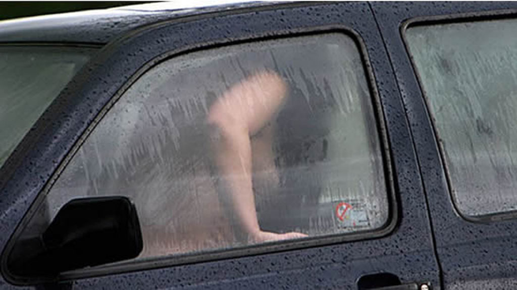 車内セックスを盗撮されたバカップルが撮影された瞬間の反応が草ｗｗｗｗｗｗ（23枚）・23枚目